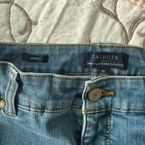 Talbots Simply Flattering 5 Pocket Ankle Jean w/embroidery. Size 10